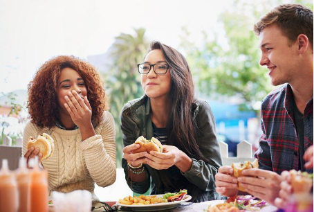 5 Habits of People Who Make Friends Easily